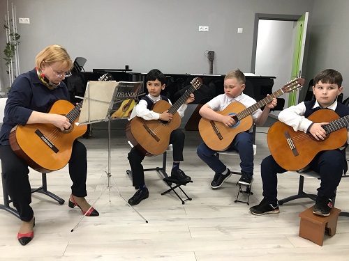 В Вороновской ДШИ пройдет концерт учеников секции струнно-щипковых инструментов
