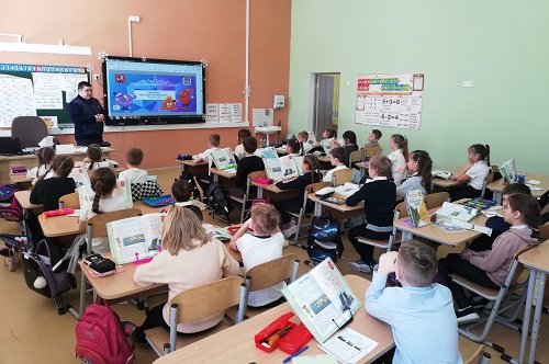 Московские спасатели проводят интерактивные занятия по безопасности жизнедеятельности в школах новой Москвы