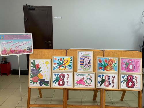 В администрации поселения появилась выставка рисунков