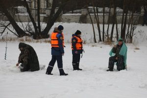 Московские спасатели предупреждают любителей зимней рыбалки об опасности весеннего льда