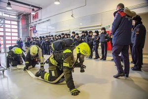 Московские спасатели и пожарные провели экскурсии для школьников в рамках Недели городского хозяйства Москвы
