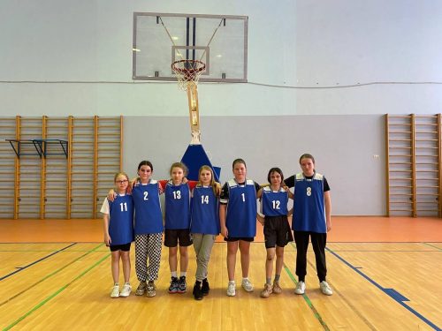 Женская сборная ШСК «Титаны» выступила в школьных соревнованиях