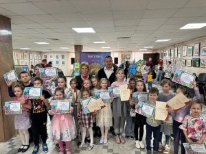 Воспитанники ДК «Дружба» приняли участие в открытии выставки юных художников «Бабушкины сказки»