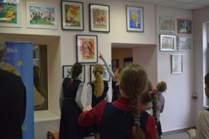 Работы участников кружка рисования «Краски» выставили в православной школе «Плесково»
