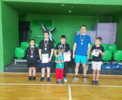 Жители Вороновского стали призерами семейного турнира по бадминтону