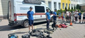 В детских лагерях Троицка спасатели на воде обучают ребят правилам безопасности