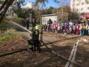 В Новой Москве малыши и воспитатели повторили азы безопасного поведения при пожаре и на воде