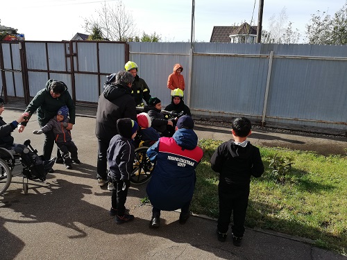 Московские пожарные провели занятия с детьми реабилитационного Центра