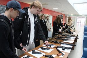 В День образования СОБР Росгвардии столичный спецназ принял в гостях студентов колледжа