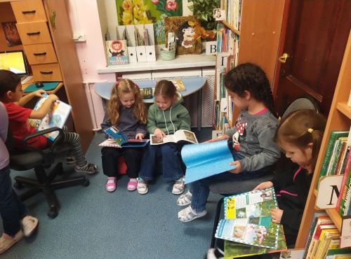 Дошкольники из группы «Василек» побывали на экскурсии в школьной библиотеке