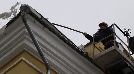 Крыши домов от снега и наледи очищают городские службы столицы 