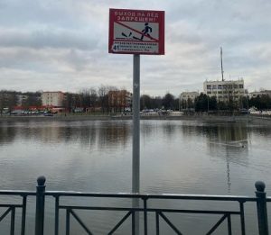 На водоемах Вороновского заменили знаки безопасности