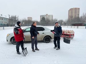 Сотрудники СК «Вороново» начали работы по подготовке к заливке катка