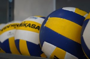 Женская команда из Вороновского одержала первую победу в турнире по волейболу