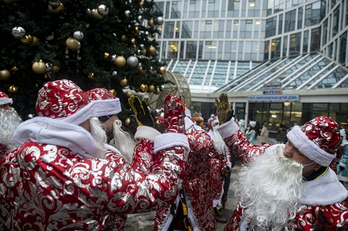 «Добрая елка» и десант Дедов Морозов: в детских больницах Москвы начались новогодние акции