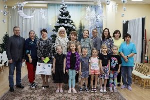 Евгений Иванов поздравил коллективы учреждений с наступающими праздниками