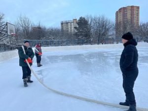 Работы по заливке хоккейной площадки продолжили на территории СК «Вороново»