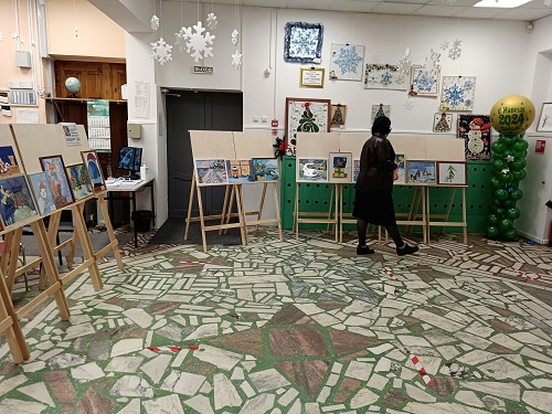 Участницы кружка рисования «Краски» представили свои работы на выставке «Зимние забавы»