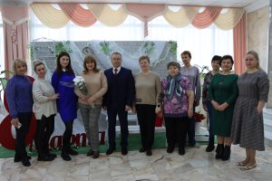 Евгений Иванов поздравил коллективы учреждений с наступающим праздником