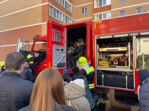 Безопасная весна: московские спасатели обучают жителей азам пожарной безопасности и безопасности на воде