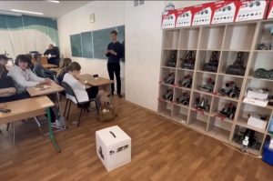Ученики 10 «М» класса, создают и мастерски управляют роботами