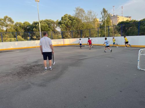 Мастер-класс по игре в хоккей провели сотрудники СК «Вороново»